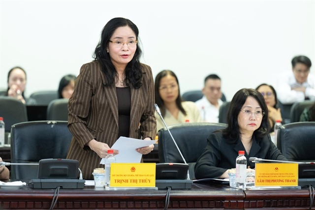 Thứ trưởng Bộ Văn hóa, Thể thao và Du lịch Trịnh Thị Thủy trình bày Tờ trình dự thảo Nghị quyết của Quốc hội về phát triển văn hóa Việt Nam. Ảnh: QUỐC HỘI