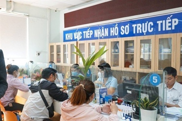 Người dân làm thủ tục tham gia bảo hiểm xã hội. Ảnh: V.LONG