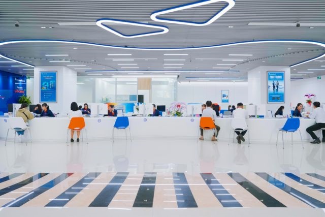 VN-Index hit new record on heavyweight stocks