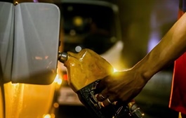 Giá dầu thế giới tăng vọt sau những phát biểu cứng rắn của Mỹ và Iran
