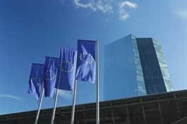 Quan chức ECB cảnh báo khả năng sớm điều chỉnh lãi suất