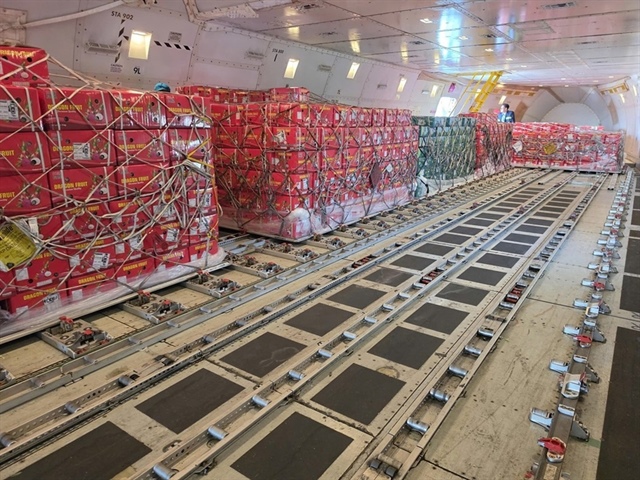  In less than one month, LuLu Group International has organised two charter flights transporting nearly 200 tonnes of Vietnamese agricultural products. Photo: Ministry of Industry and Trade.