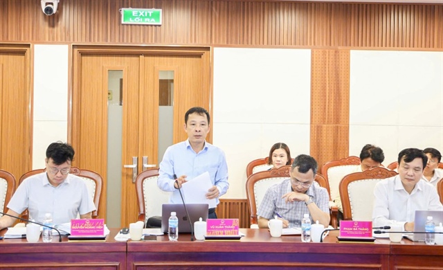 Ông Vũ Xuân Thành, Phó cục trưởng Cục Thanh tra, giải quyết khiếu nại, tố cáo khu vực miền Trung (đứng) tại cuộc làm việc. Ảnh: MH