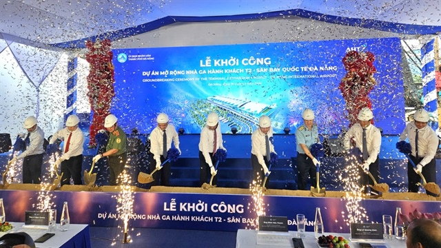 Các đại biểu thực hiện nghi thức khởi công. Ảnh: TẤN VIỆT