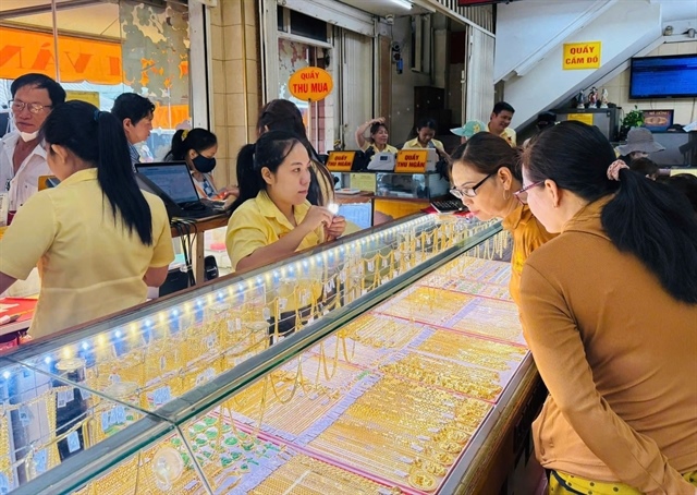 Gold prices extend losses, bargain hunters keep buying