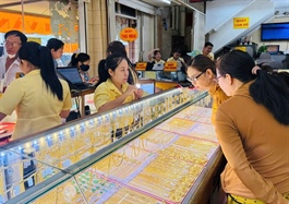 Gold prices extend losses, bargain hunters keep buying