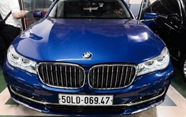 2 xe BMW và Lexus của bà Trương Mỹ Lan giảm giá lần 1