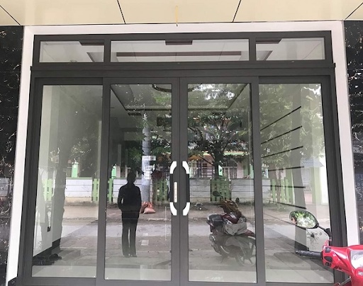 Vì sao cửa nhôm trượt quay lại được yêu thích trong công trình hiện đại?