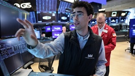 Dòng tiền rời khỏi nhóm công nghệ, Dow Jones tăng gần 900 điểm
