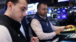 Bán tháo ở nhóm cổ phiếu chip, Nasdaq lao dốc hơn 4%, Dow Jones giảm gần 700 điểm