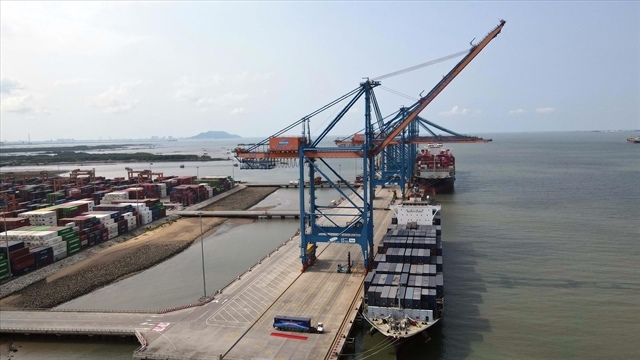 Trade balance swings to $13.8 billion deficit in Jan-May | Vietstock
