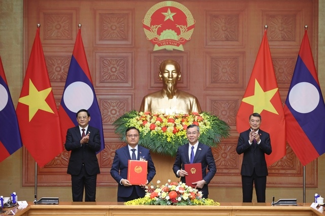 Việt Nam và Lào trao 4 văn kiện hợp tác quan trọng