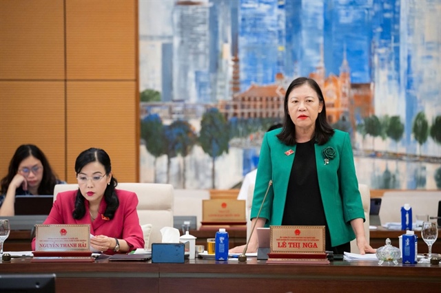 Chủ nhiệm Ủy ban Dân nguyện và Giám sát Lê Thị Nga báo cáo tại phiên họp. Ảnh: QH