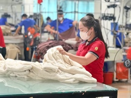 Dệt may Việt Nam tận dụng “cửa sổ thuế quan” và rủi ro thiếu đơn hàng cuối năm