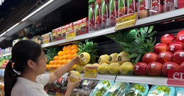 Giá trái cây ngoại ngày càng rẻ tràn ngập thị trường