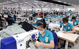 Thu nhập người lao động khởi sắc, áp lực chi phí sinh hoạt vẫn hiện hữu