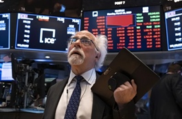 Dow Jones mất hơn 800 điểm, dầu vọt 7%, vàng rớt 3% sau lời đe dọa của ông Trump