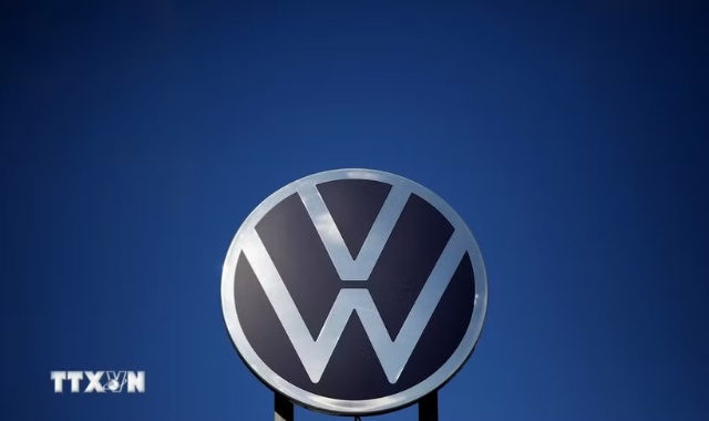 Biểu tượng hãng Volkswagen tại trụ sở ở Wolfsburg, Đức. (Ảnh: AFP/TTXVN)