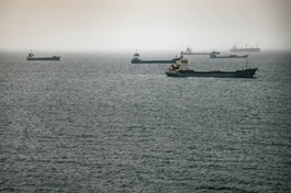 Giá dầu tăng hơn 4% khi Iran tuyên bố đóng cửa eo biển Hormuz