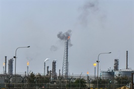 Giá dầu tăng hơn 4% sau vụ tấn công nhà máy điện và khử mặn ở Kuwait