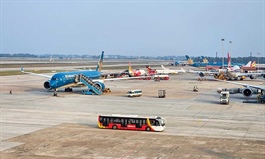 Airlines take defensive stance as fuel and FX risks loom
