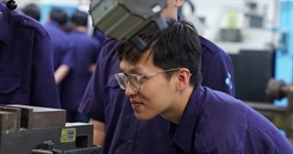 Lý do Việt Nam không chạy theo 'giấc mơ nhà máy chip tỷ USD'
