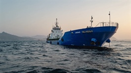 Tàu thuyền lại né eo biển Hormuz