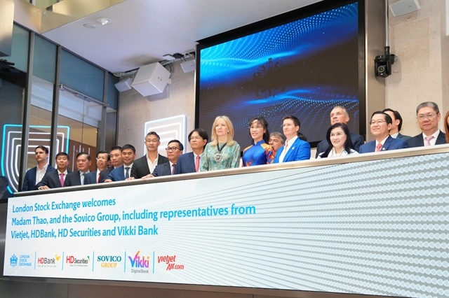 Việt Nam's Nguyễn Thị Phương Thảo opens trading at London Stock Exchange during UK visit