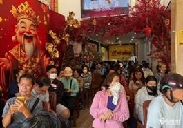 Trái ngược với Hà Nội, người dân TPHCM xếp hàng bán vàng, kim cương