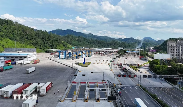 Sôi động dòng chảy thương mại Việt Nam-Trung Quốc qua cửa khẩu Hữu Nghị Quan