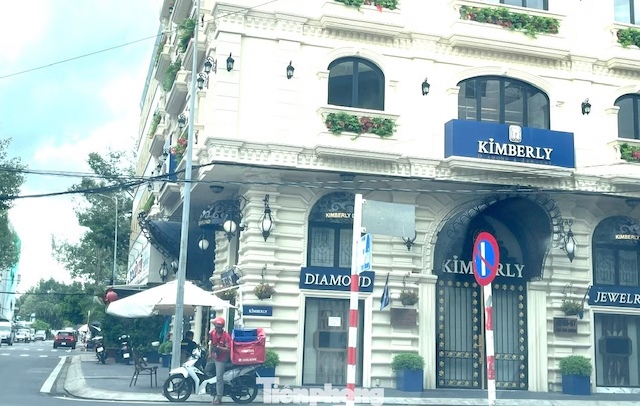 Tin mới việc cửa hàng kim cương nổi tiếng Cần Thơ 'cửa đóng then cài'