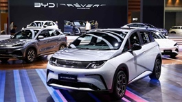 Giá xe điện toàn cầu lần đầu thấp hơn xe hybrid
