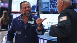 S&P 500 lập đỉnh lịch sử, khép lại tuần tăng mạnh nhất kể từ tháng 4