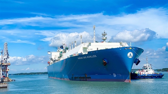 Market ends week higher on oil, gas stocks