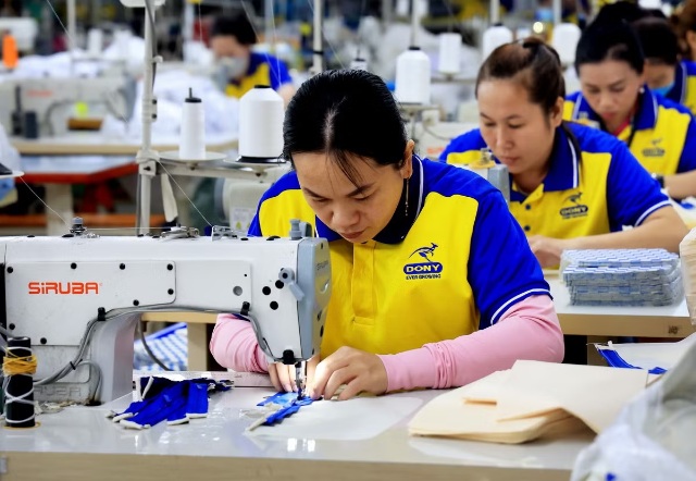 Sản xuất xanh đóng vai trò quan trọng đối với xuất khẩu dệt may bền vững. (Ảnh: Hồng Đạt/TTXVN)