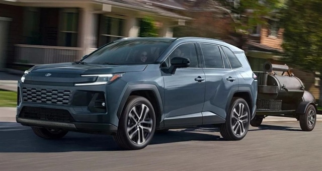 Toyota thừa nhận sức ép từ xe Trung Quốc khiến họ phải tăng giá