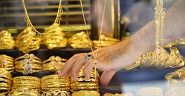 Vàng ‘tàu lượn’ từ 5.600 xuống dưới 4.000 USD: Kịch bản nào cho cuối năm?