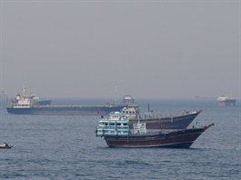 Lưu lượng tàu qua eo biển Hormuz xuống gần đáy ba tháng 