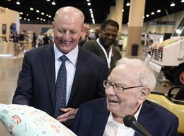 Berkshire Hathaway mạnh tay gom thêm cổ phiếu công nghệ, hàng không và bất động sản