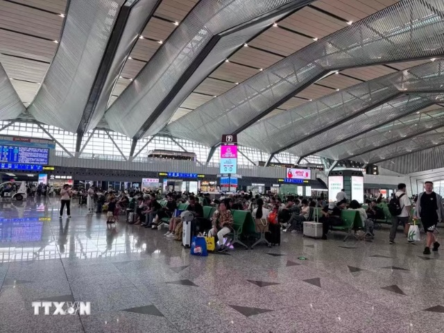 Hành khách chờ tàu tại một nhà ga ở Trung Quốc. (Ảnh: Hải Yến/TTXVN)
