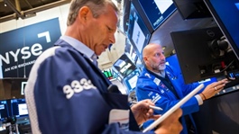 Dow Jones giảm gần 300 điểm khi căng thẳng leo thang với Iran