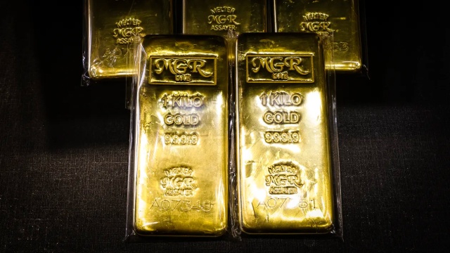 Vàng thế giới tiến sát mốc 4.500 USD