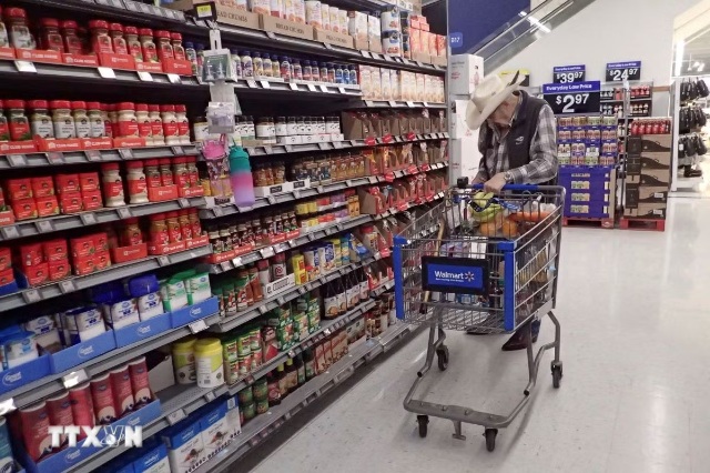 Người tiêu dùng chọn mua hàng hoá trong cửa hàng của Walmart ở Vancouver, Canada ngày 20/4/2026. (Ảnh: THX/TTXVN)