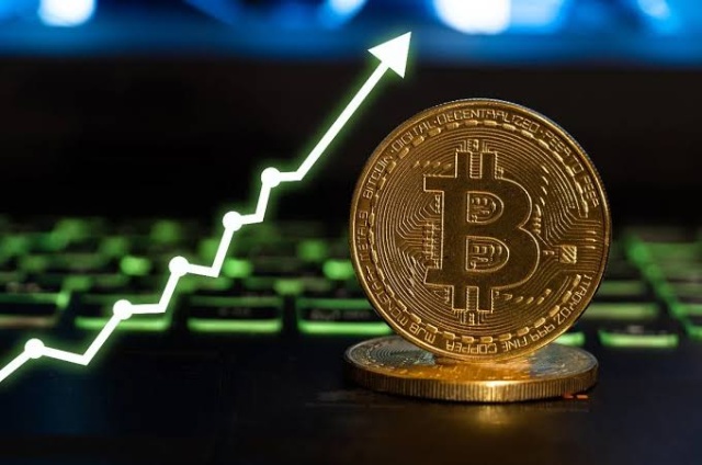 Bitcoin áp sát mốc 80,000 USD