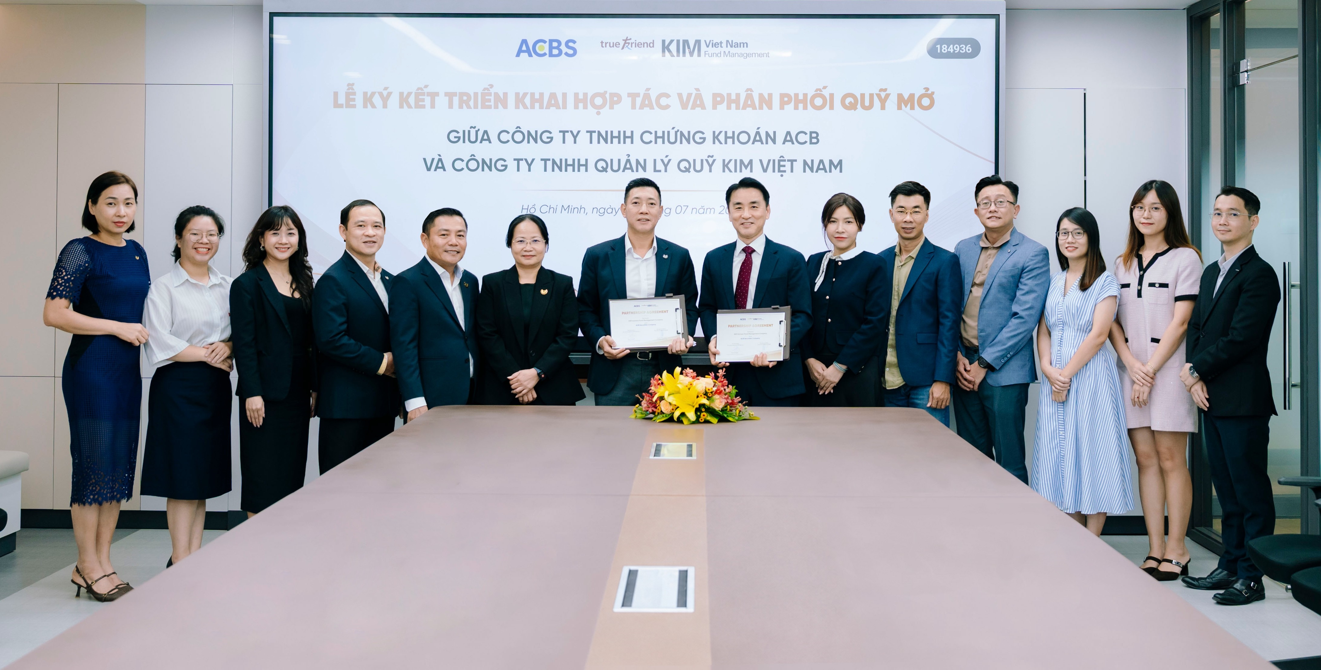 Đại diện KIM Việt Nam và Chứng khoán ACB tại lễ ký kết hợp tác phân phối quỹ mở
