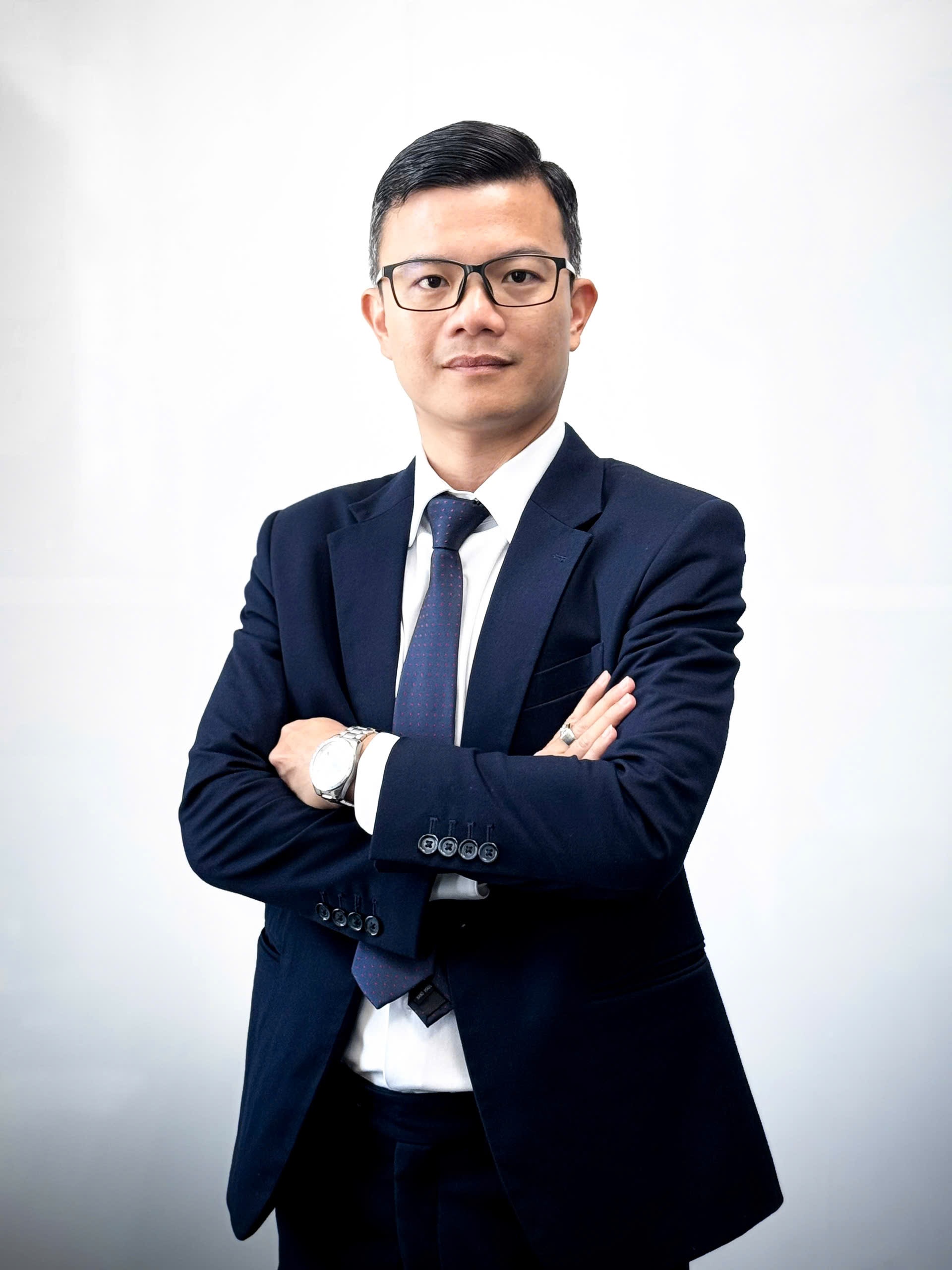 Chân dung ông Hồ Đức Toàn trong bộ vest