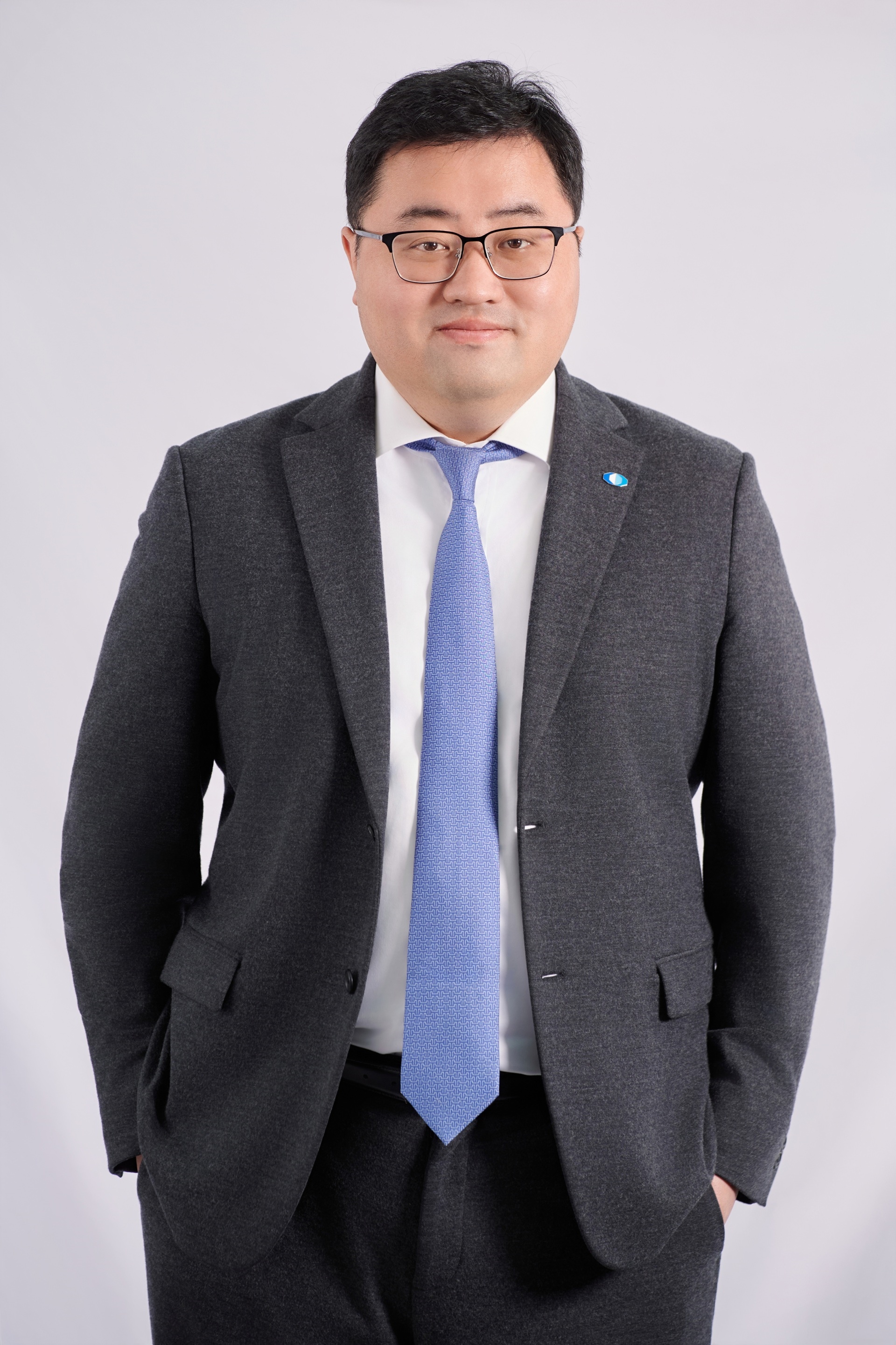 Chân dung ông Huang Bo trong bộ vest