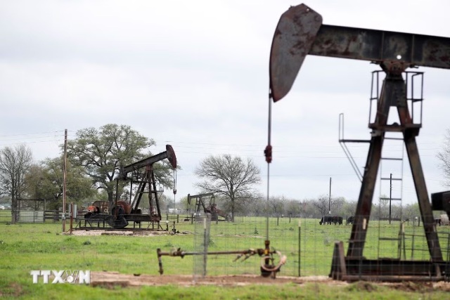 Tháp khoan dầu tại Luling, Texas, Mỹ. (Ảnh: THX/TTXVN)