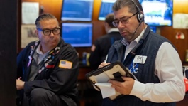 Dow Jones quay đầu tăng gần 300 điểm