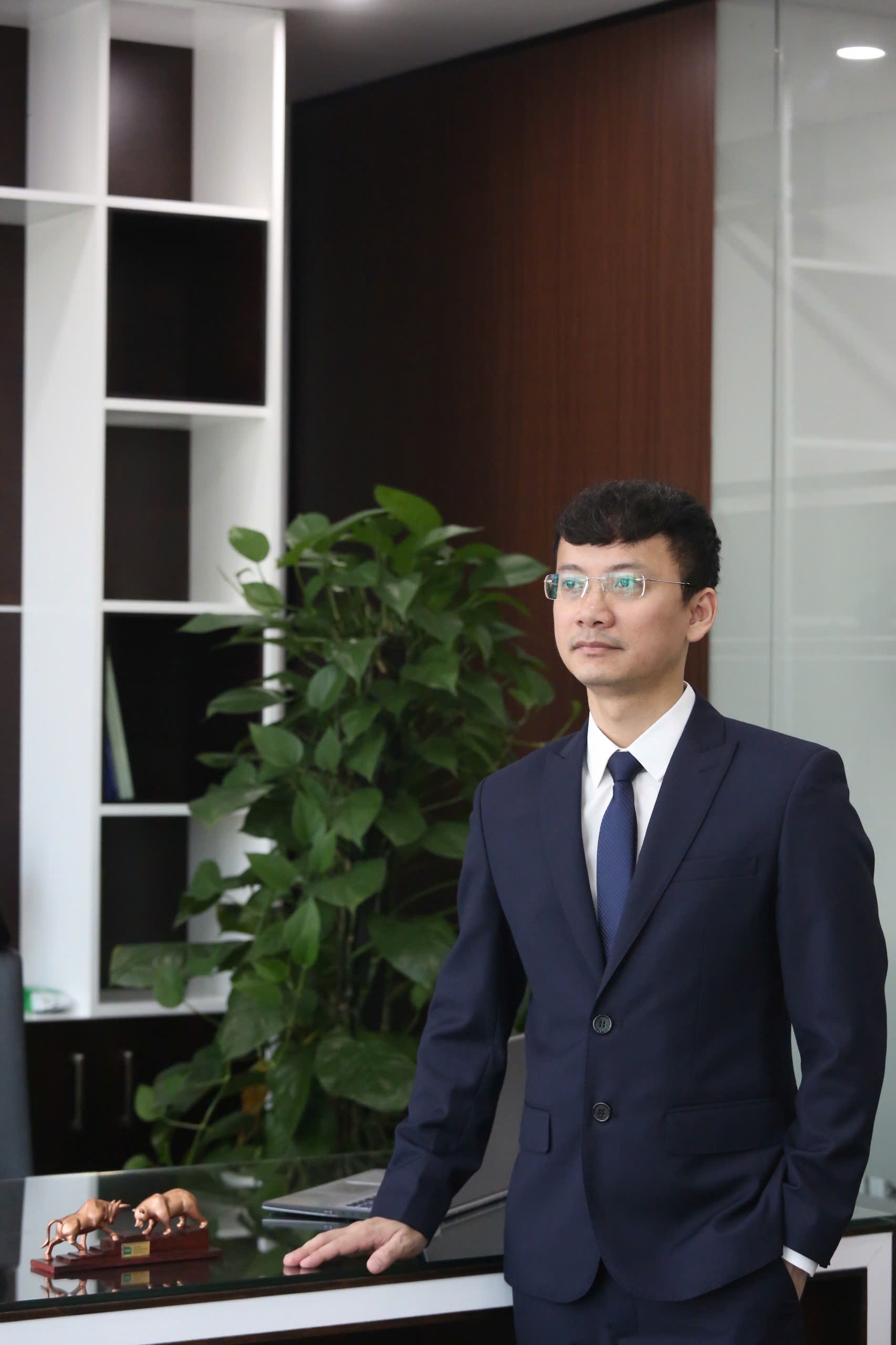 Ông Đỗ Bảo Ngọc, Phó Tổng Giám đốc Chứng khoán Kirin, bên bàn làm việc.